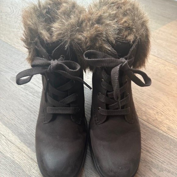 COPY - UGG Faux Fur Snow Boots - Worn Once - Size 9 - Picture 1 of 6